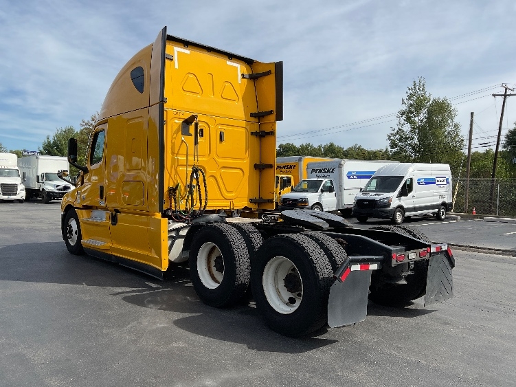 Used 2022 Freightliner Cascadia - photo 7