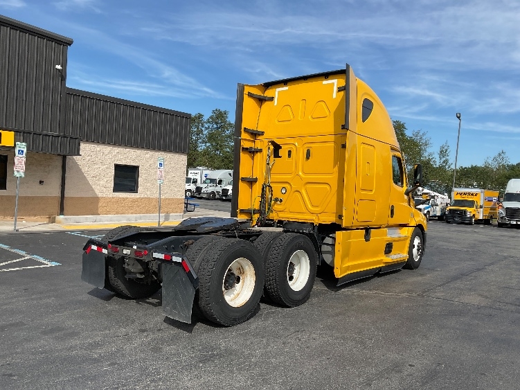 Used 2022 Freightliner Cascadia - photo 9