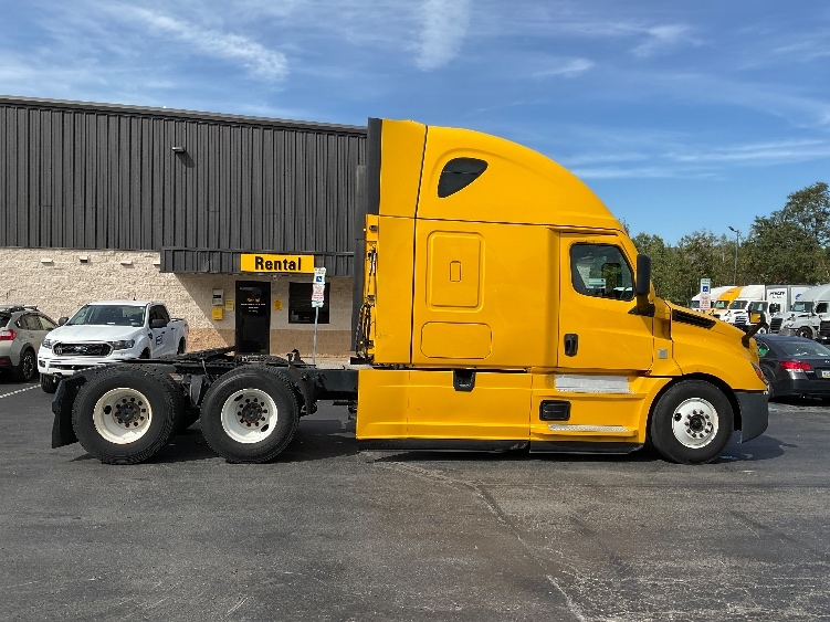 Used 2022 Freightliner Cascadia - photo 10