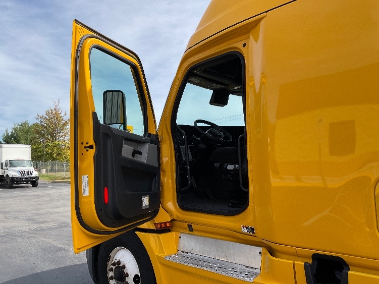 Used 2022 Freightliner Cascadia - photo 11