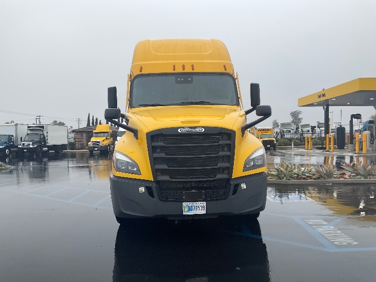 Used 2022 Freightliner Cascadia - photo 2