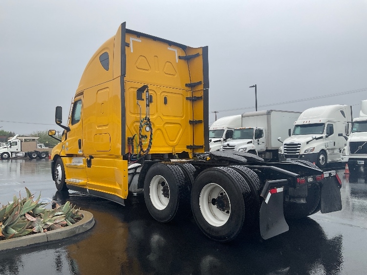 Used 2022 Freightliner Cascadia - photo 7