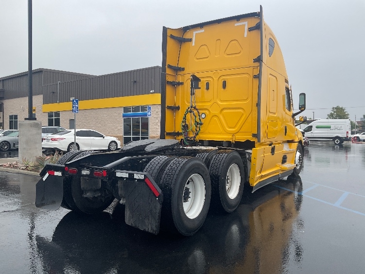 Used 2022 Freightliner Cascadia - photo 9