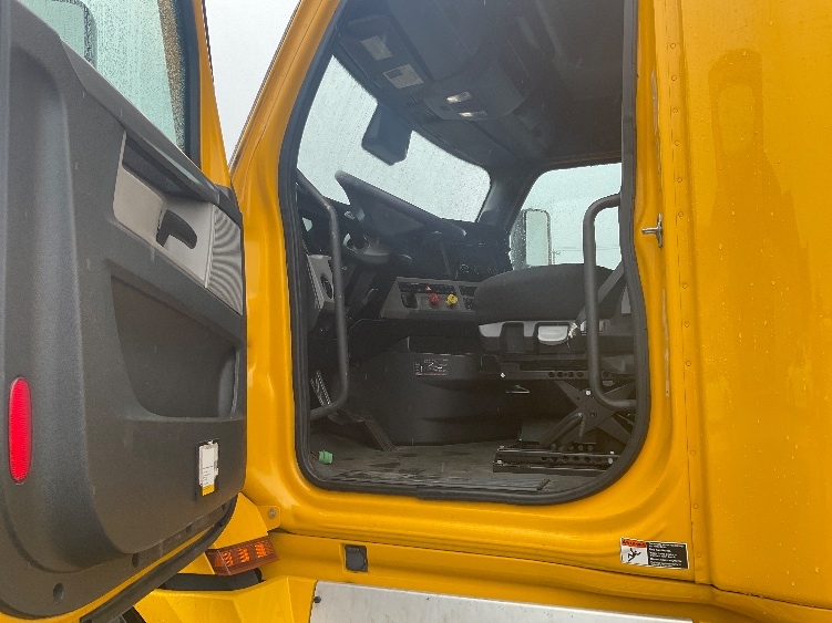 Used 2022 Freightliner Cascadia - photo 11