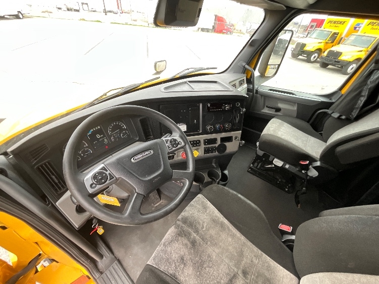 Used 2022 Freightliner Cascadia - photo 12