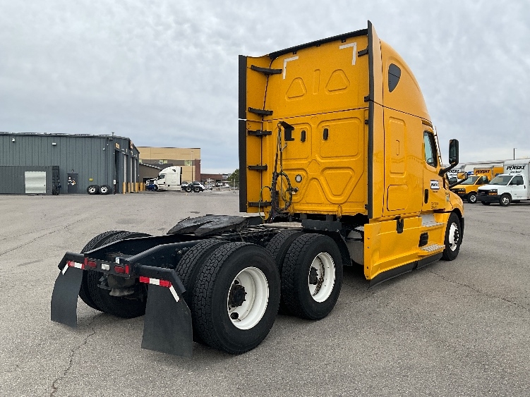 Used 2022 Freightliner Cascadia - photo 9
