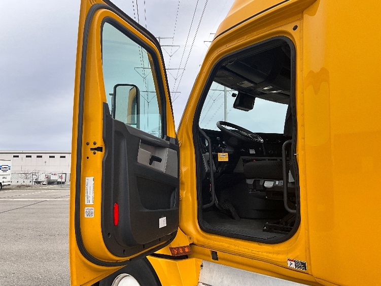 Used 2022 Freightliner Cascadia - photo 11