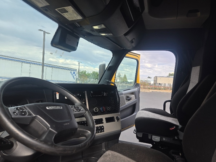 Used 2022 Freightliner Cascadia - photo 12