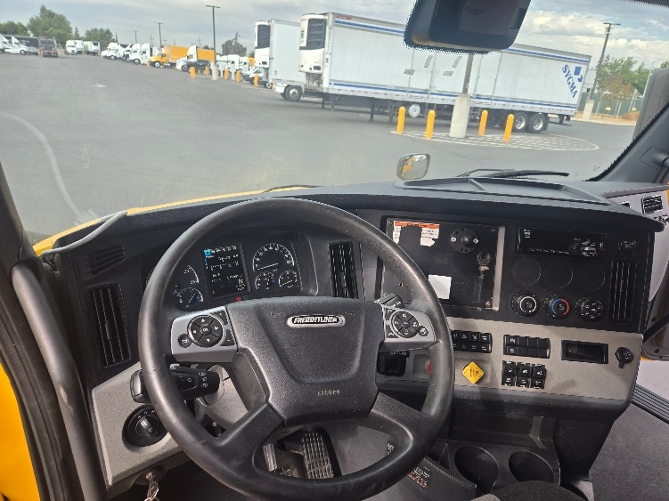 Used 2022 Freightliner Cascadia - photo 13