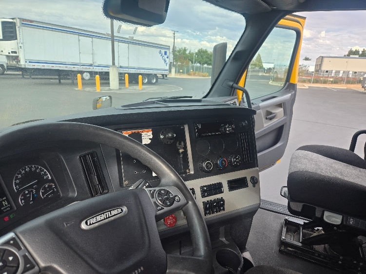 Used 2022 Freightliner Cascadia - photo 14