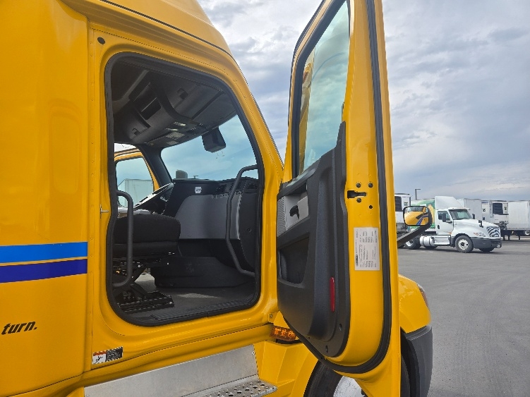 Used 2022 Freightliner Cascadia - photo 15