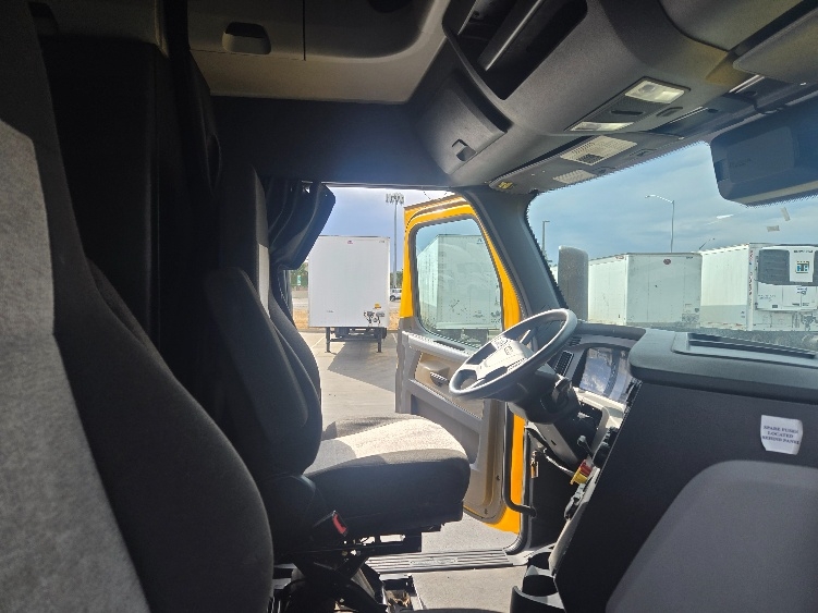 Used 2022 Freightliner Cascadia - photo 17