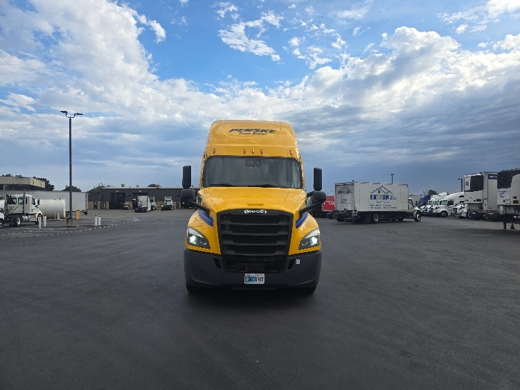 Used 2022 Freightliner Cascadia - photo 2