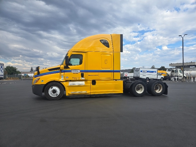 Used 2022 Freightliner Cascadia - photo 6