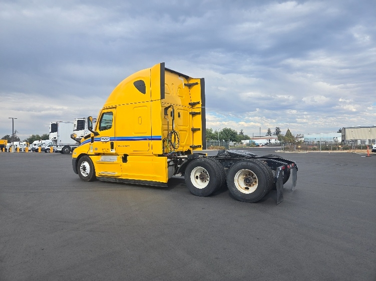 Used 2022 Freightliner Cascadia - photo 7