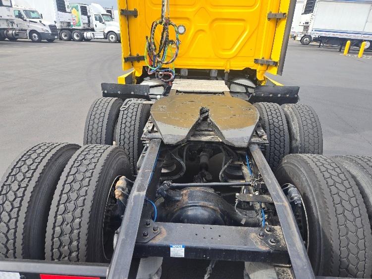 Used 2022 Freightliner Cascadia - photo 8