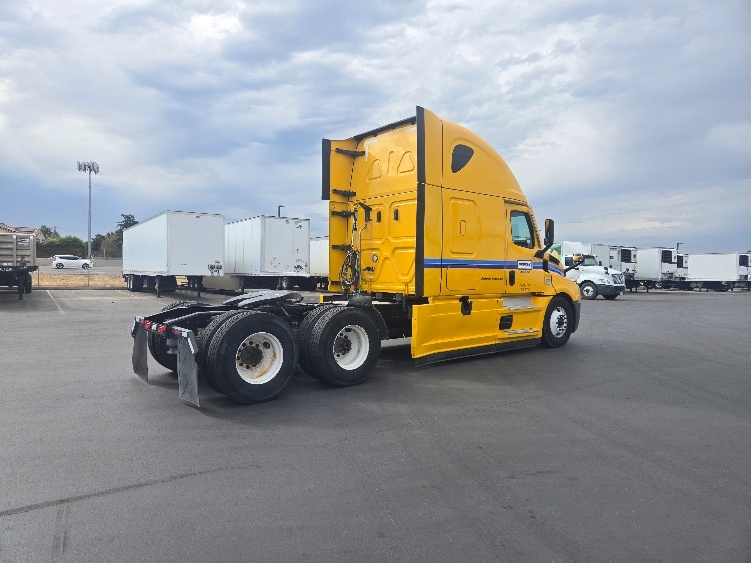 Used 2022 Freightliner Cascadia - photo 9