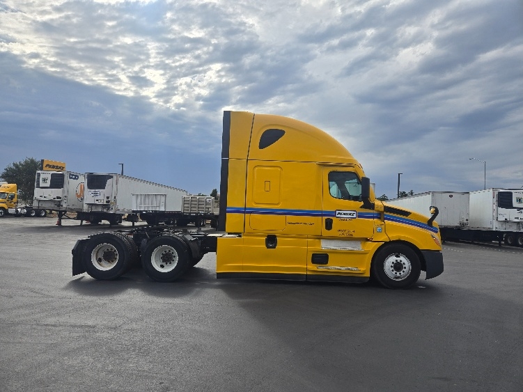 Used 2022 Freightliner Cascadia - photo 10