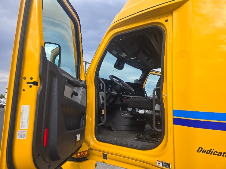 Used 2022 Freightliner Cascadia - photo 11