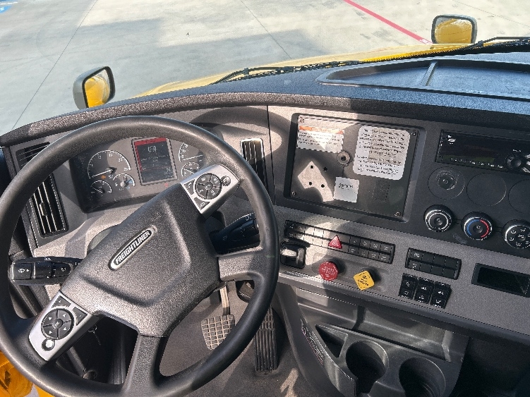 Used 2022 Freightliner Cascadia - photo 13