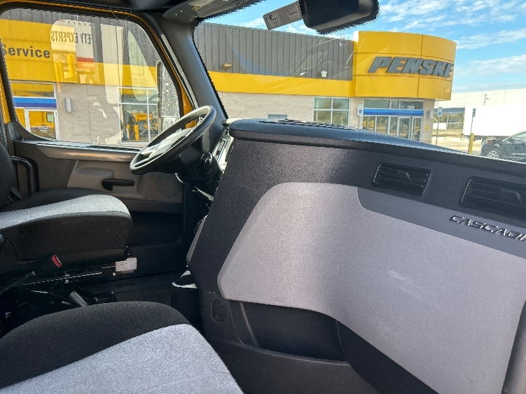 Used 2022 Freightliner Cascadia - photo 17