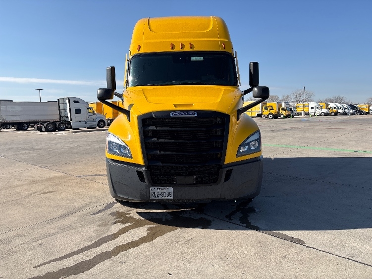 Used 2022 Freightliner Cascadia - photo 2