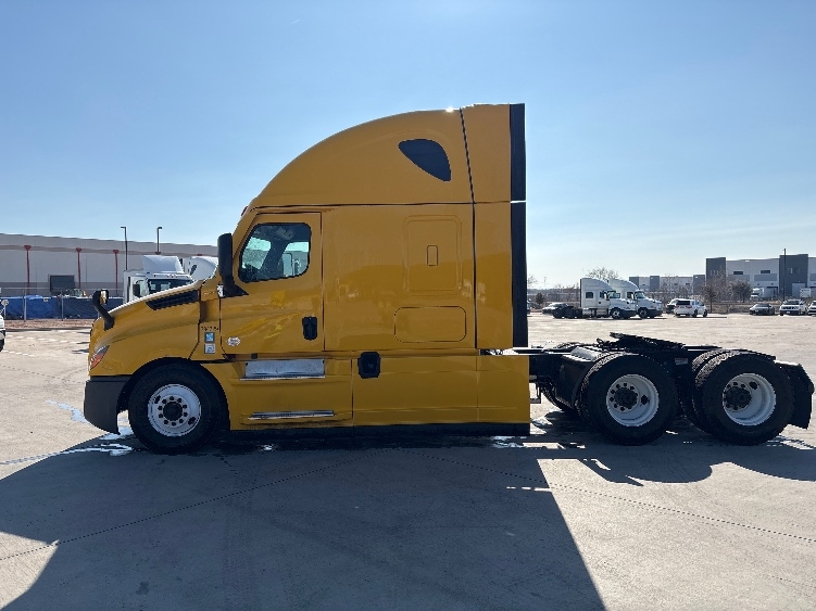 Used 2022 Freightliner Cascadia - photo 6