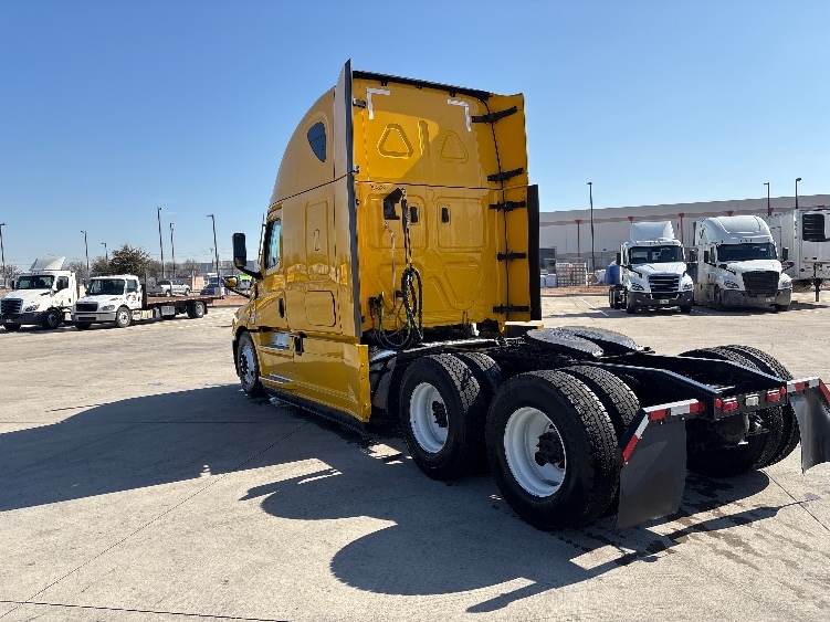 Used 2022 Freightliner Cascadia - photo 7