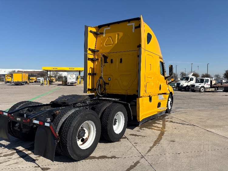 Used 2022 Freightliner Cascadia - photo 9