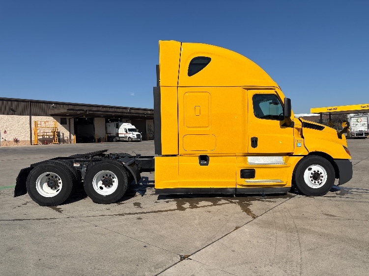 Used 2022 Freightliner Cascadia - photo 10