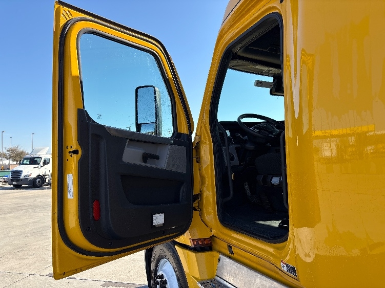 Used 2022 Freightliner Cascadia - photo 11