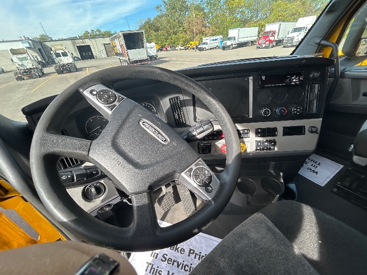Used 2022 Freightliner Cascadia - photo 12