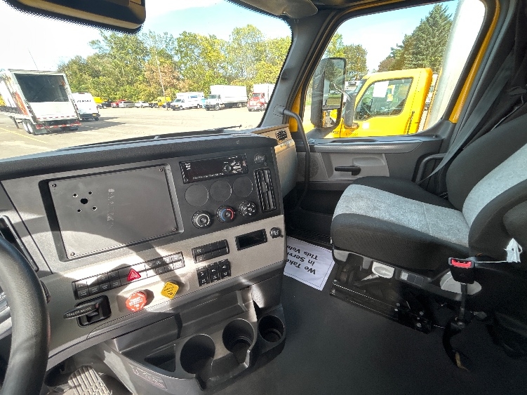 Used 2022 Freightliner Cascadia - photo 13