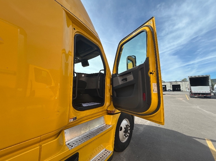 Used 2022 Freightliner Cascadia - photo 14