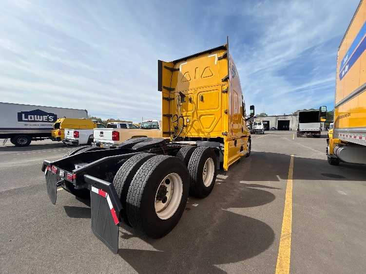 Used 2022 Freightliner Cascadia - photo 8