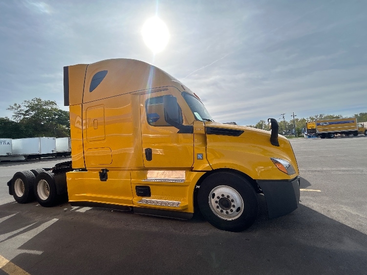 Used 2022 Freightliner Cascadia - photo 9