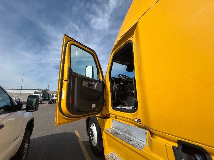 Used 2022 Freightliner Cascadia - photo 10