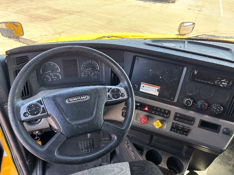 Used 2022 Freightliner Cascadia - photo 13