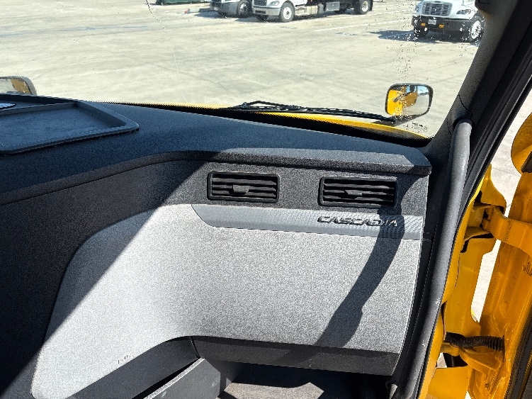 Used 2022 Freightliner Cascadia - photo 16