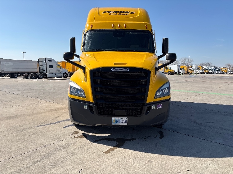 Used 2022 Freightliner Cascadia - photo 2