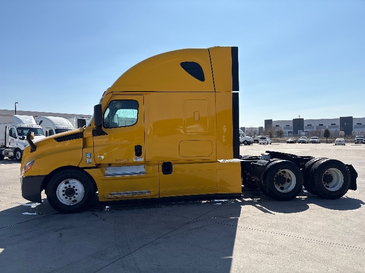 Used 2022 Freightliner Cascadia - photo 6