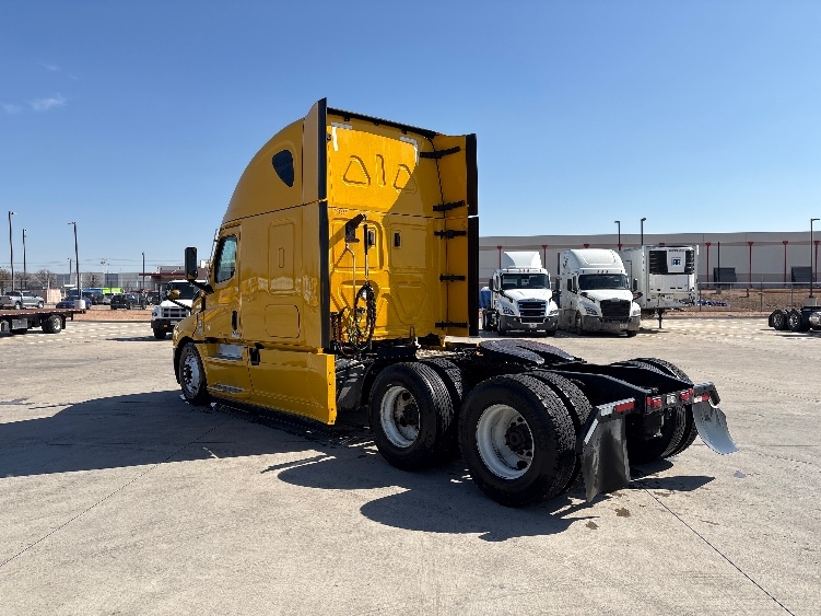 Used 2022 Freightliner Cascadia - photo 7