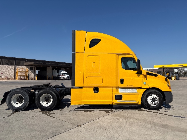Used 2022 Freightliner Cascadia - photo 10