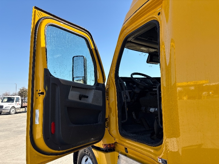 Used 2022 Freightliner Cascadia - photo 11