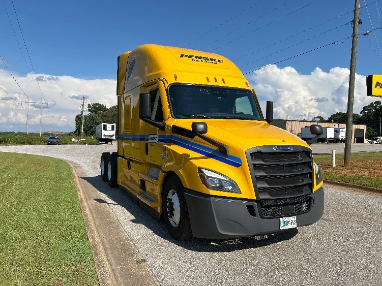 Used 2022 Freightliner Cascadia - photo 1