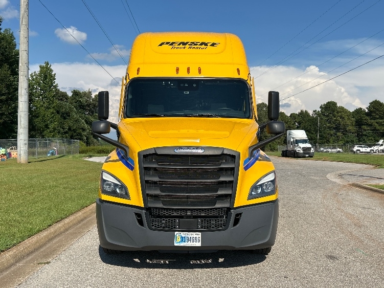Used 2022 Freightliner Cascadia - photo 2