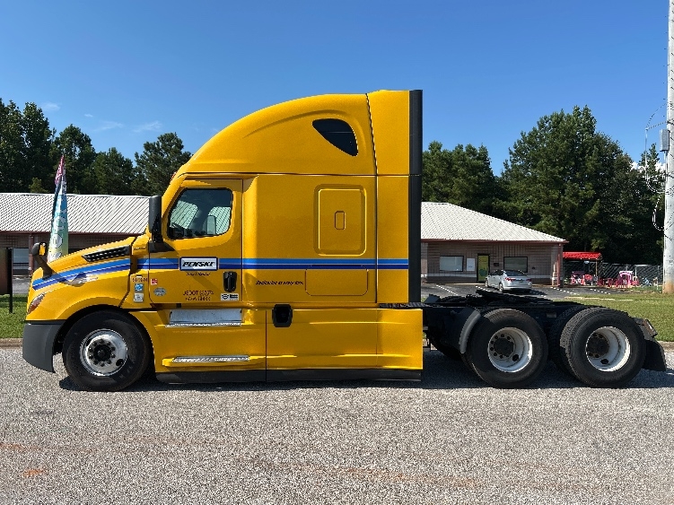Used 2022 Freightliner Cascadia - photo 6