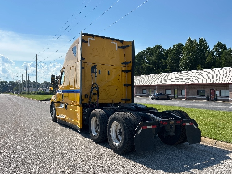 Used 2022 Freightliner Cascadia - photo 7