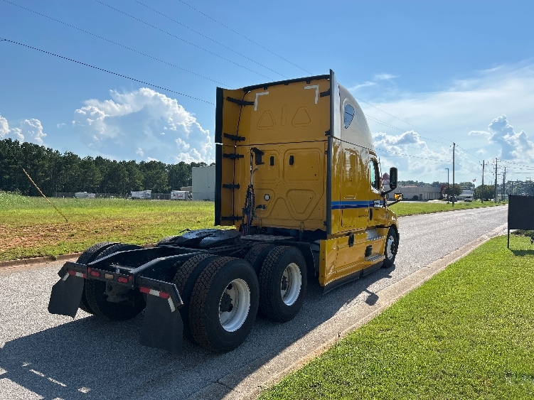 Used 2022 Freightliner Cascadia - photo 9