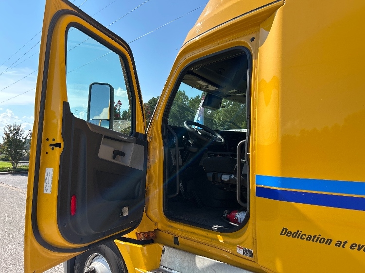 Used 2022 Freightliner Cascadia - photo 11